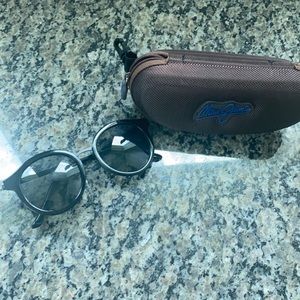 Woman’s Maui Jim sunglasses in great condition